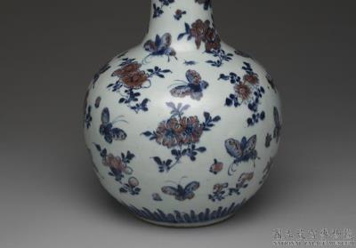 图片[2]-Vase with underglaze blue and red decoration of flowers and butterflies, Qing dynasty (1644-1911)-China Archive